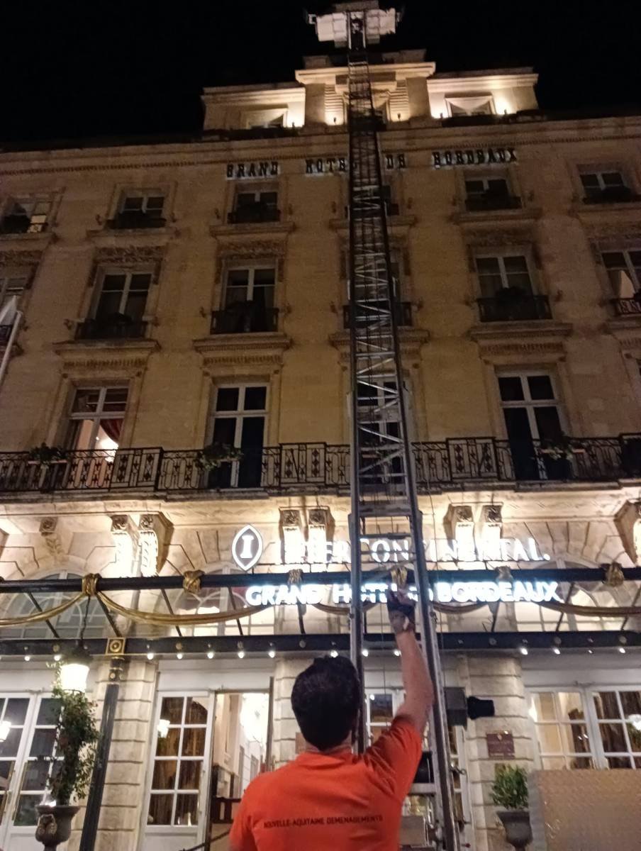 Service de location de monte-meubles/monte-matériaux sur Bordeaux et sa région