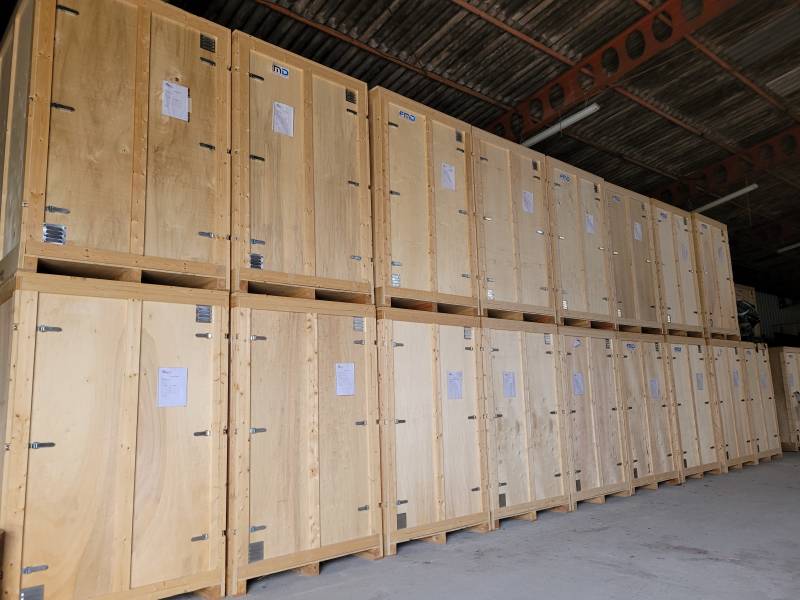 Les caisses rangées dans le garde-meubles