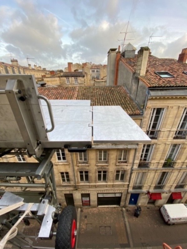 déménageur équipé d'un monte meuble pour déménagement compliqué à Bordeaux