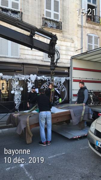 Sur cette photo du 10 décembre 2019, livraison d'un Billard Français Bréton au deuxième étages dans le vieux Bayonne.
