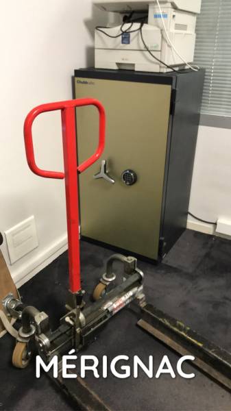 Service de déménagement spécialisé pour entreprise avec coffre-fort et photocopieur